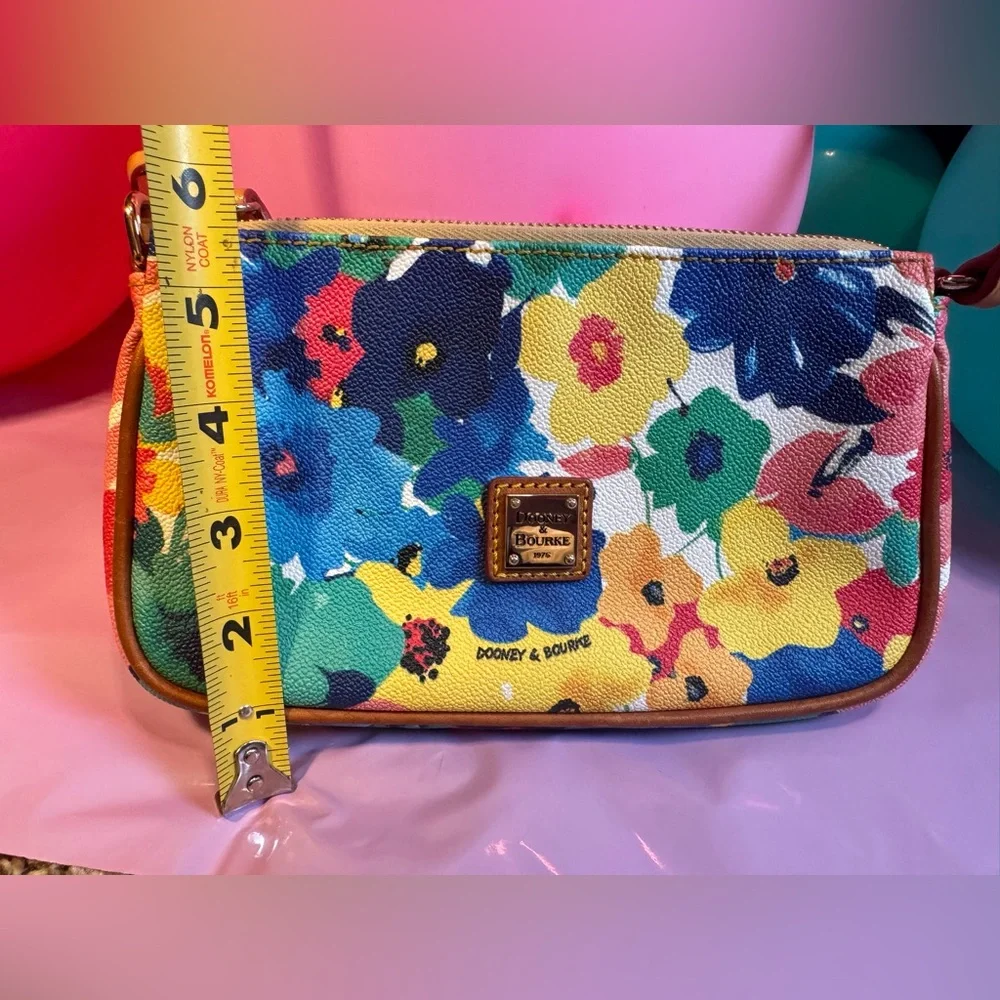 Dooney & Bourke Crossbody -Somerset Watercolors Floral- DISCONTINUED-Pristine! - Picture 4 of 9
